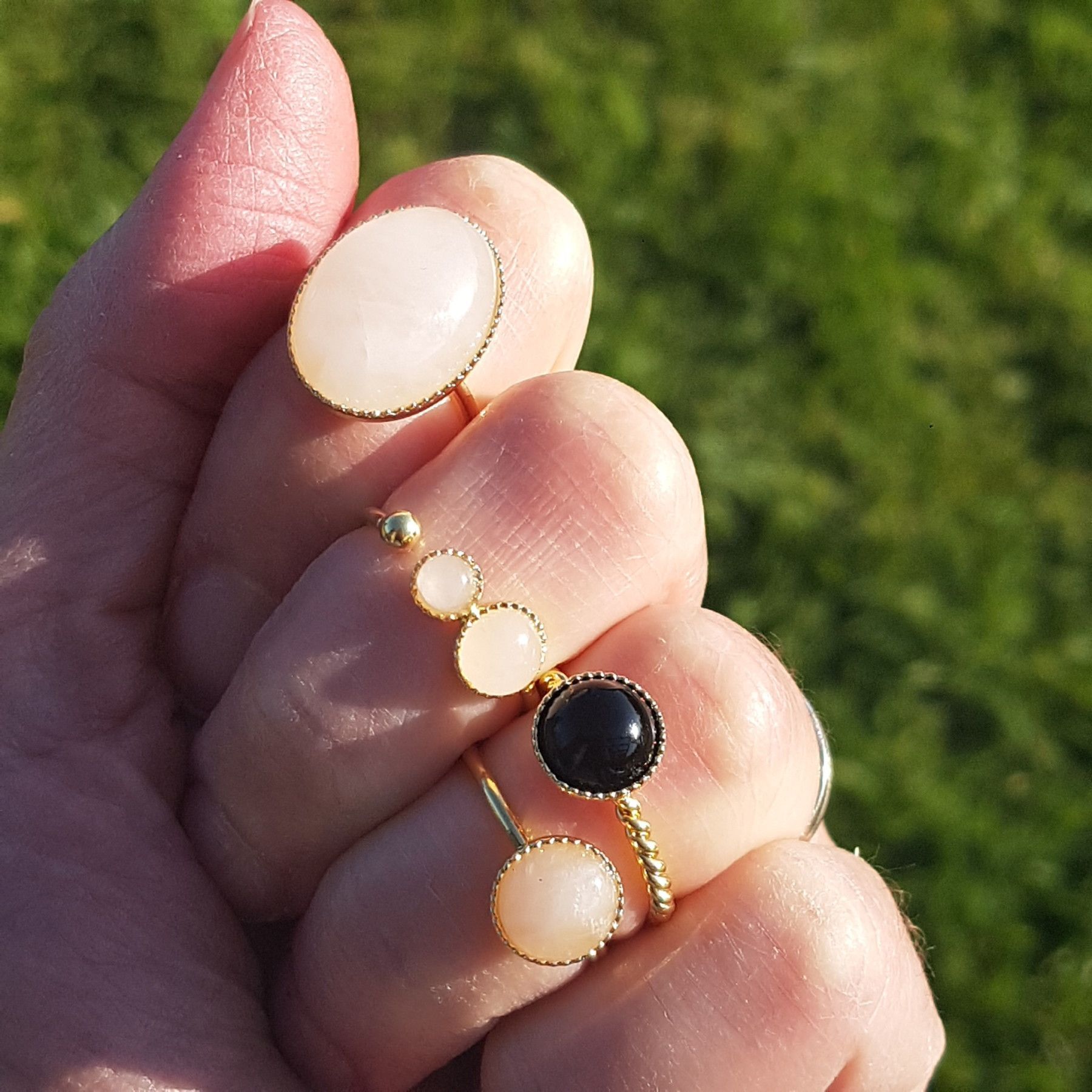 Bague réglable dorée à l'or fin et cabochon