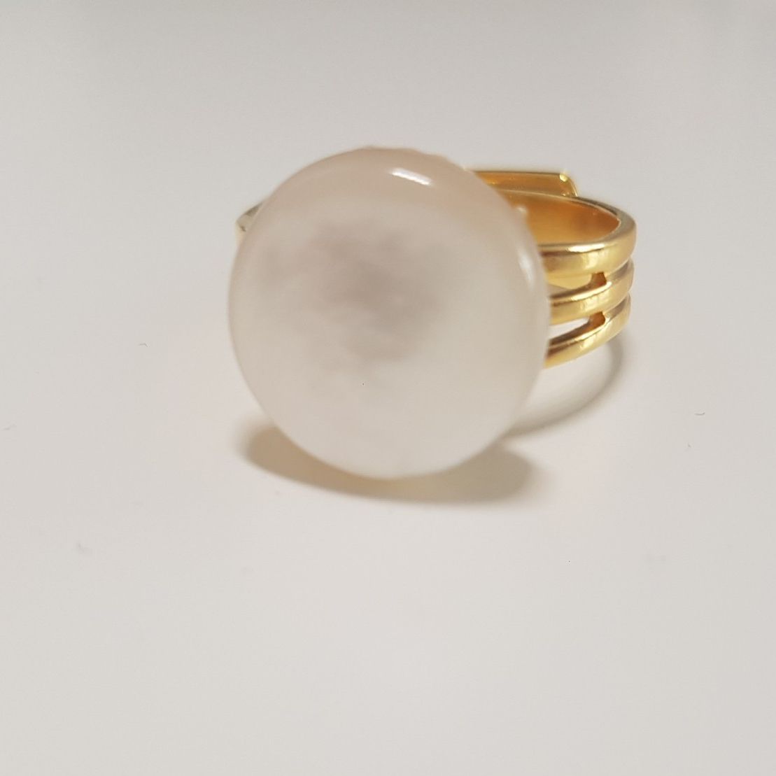 Bague dorée cabochon nacre