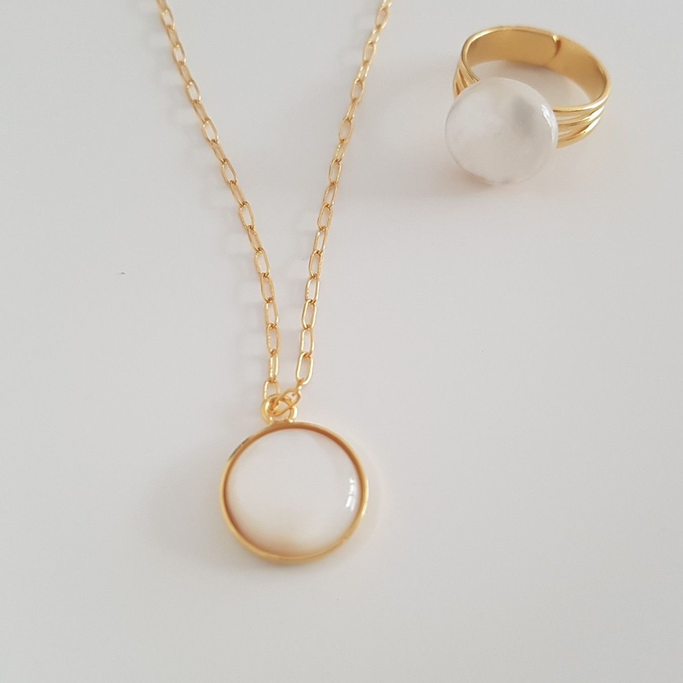 Collier ras du cou doré et cabochon de nacre