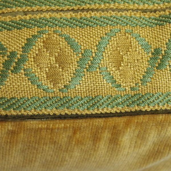 Housse de coussin, cale-dos jaune avec galon doré - 50 x 30 cm - création  artisanale - Un grand marché