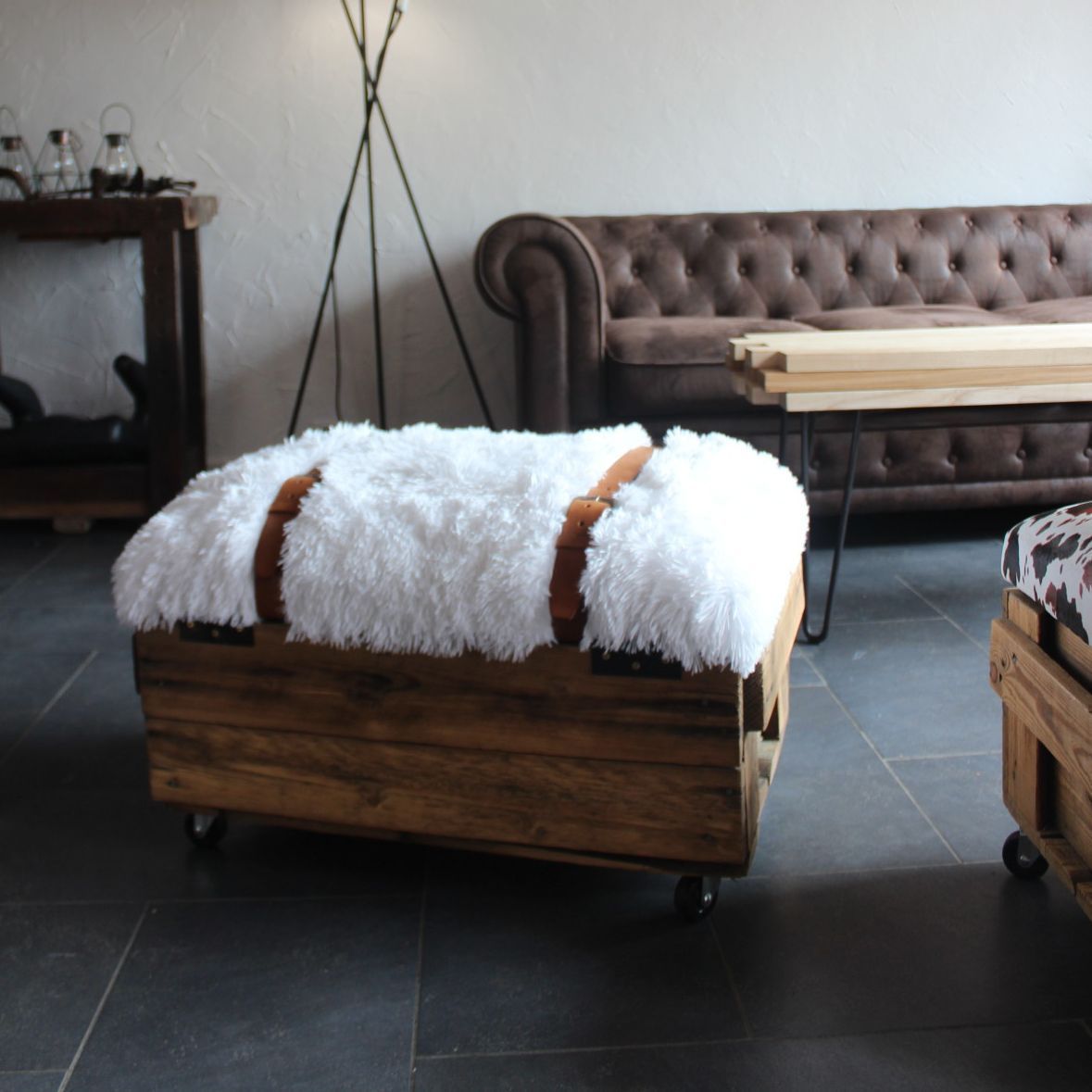 Pouf sur caisse en bois