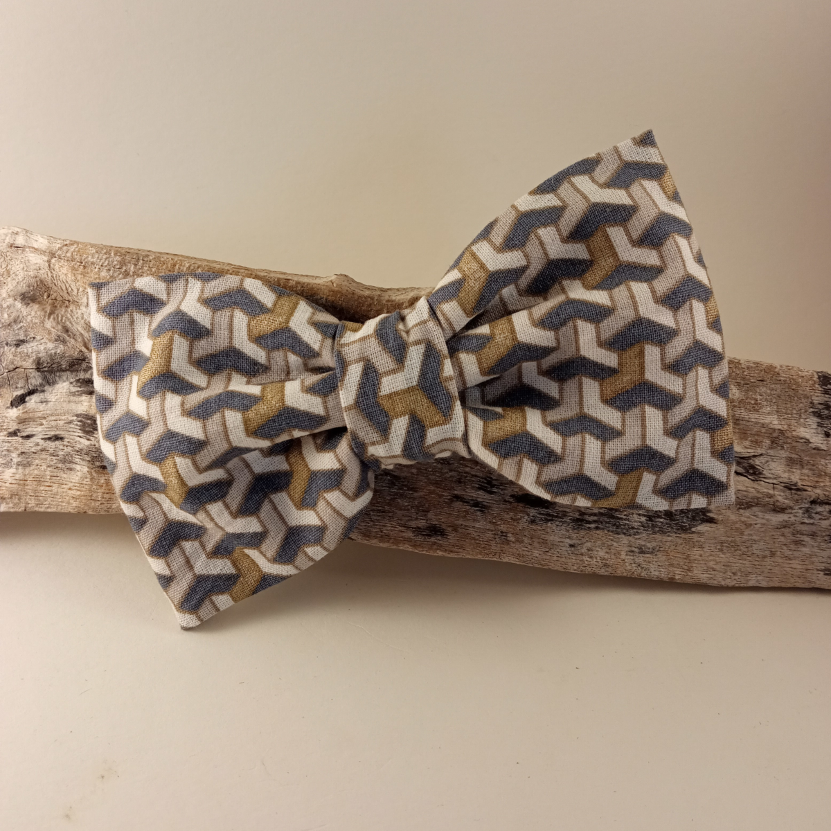 Noeud papillon graphique gris et doré