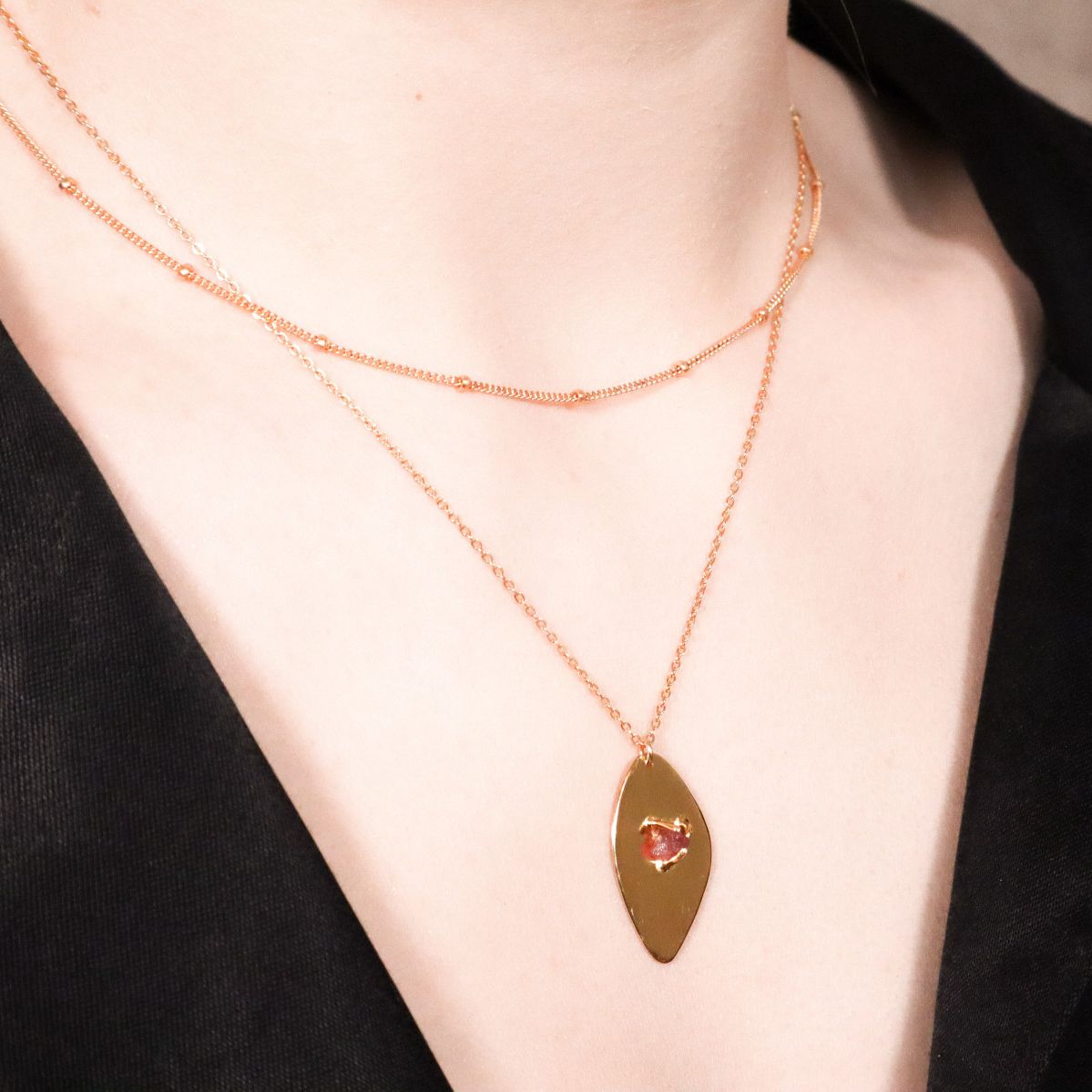 Collier pendentif - Double Chaine - Or et Tourmaline Brute Rouge serti griffes