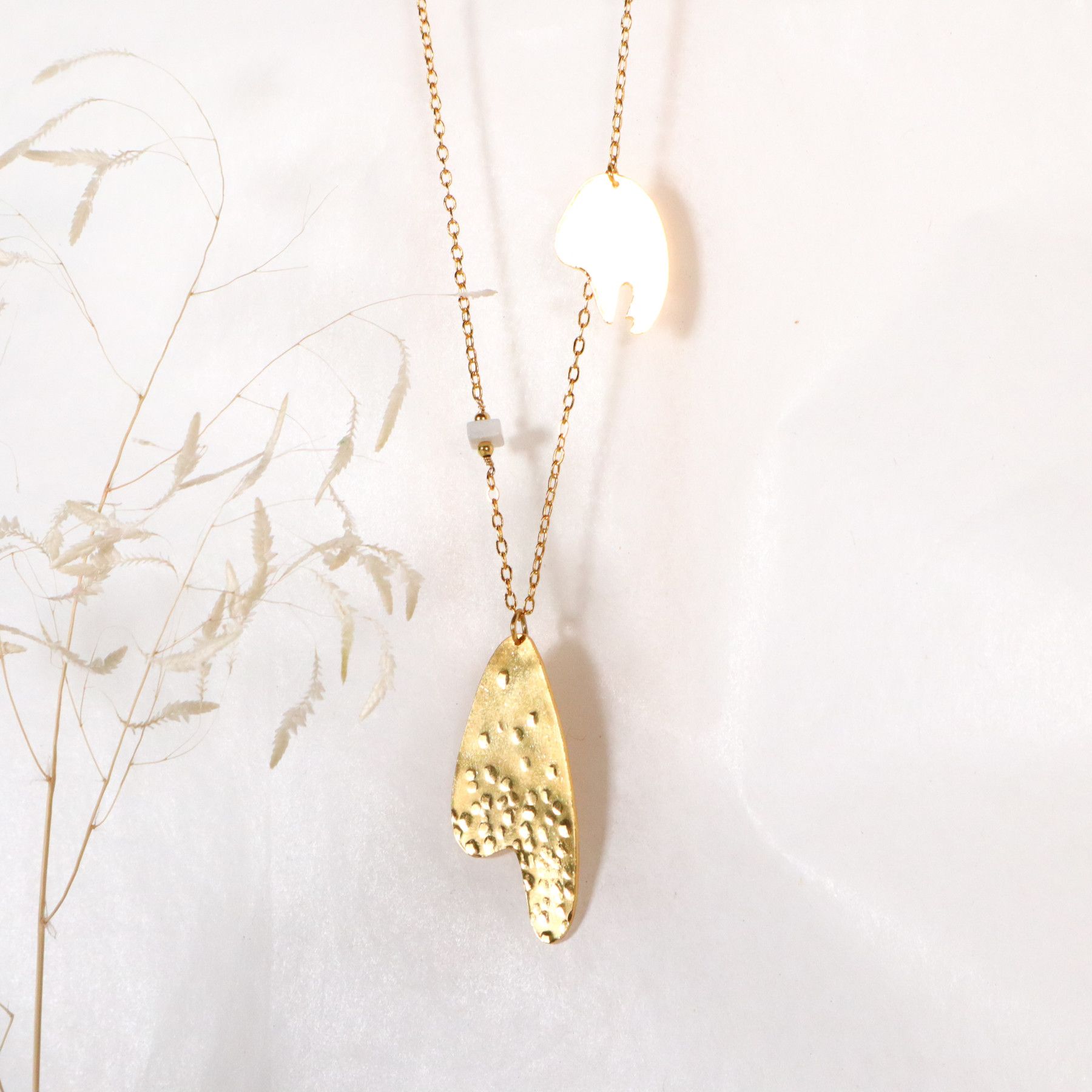 Collier sautoir long - Or et pierre de Howlite blanche marbrée avec pendentifs martelés