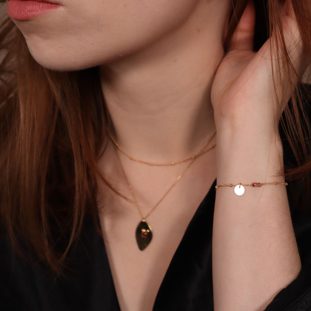 Bracelet - Or et Pierre de Jaspe Léopard Rouge marbré, avec sequin pendant sur une chaine fine