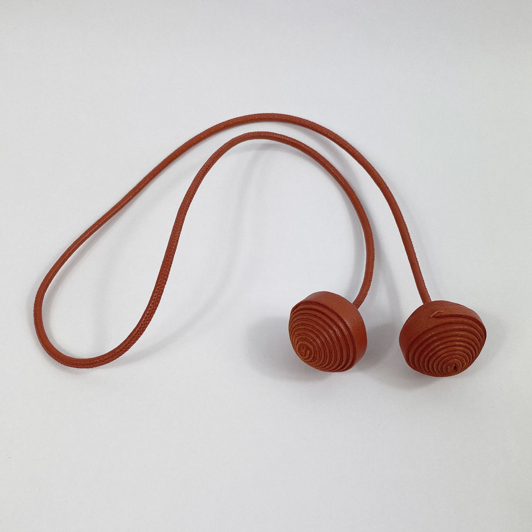 Bijou de sac en cuir orange