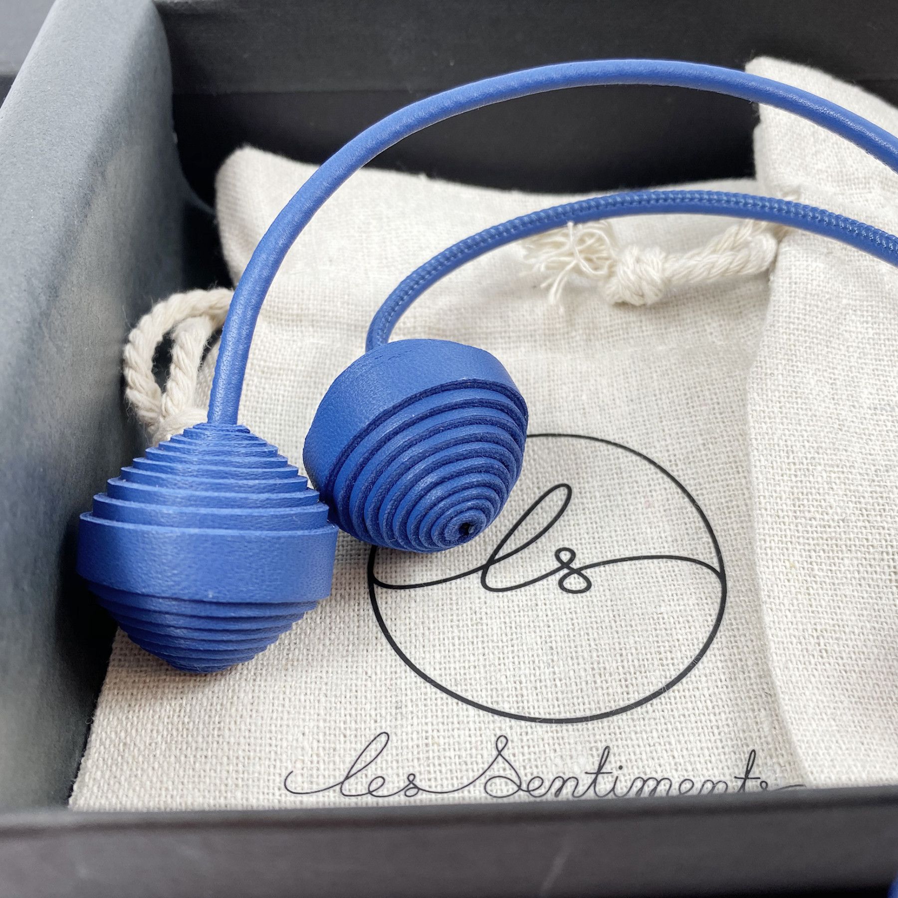 Bijou de sac en cuir bleu