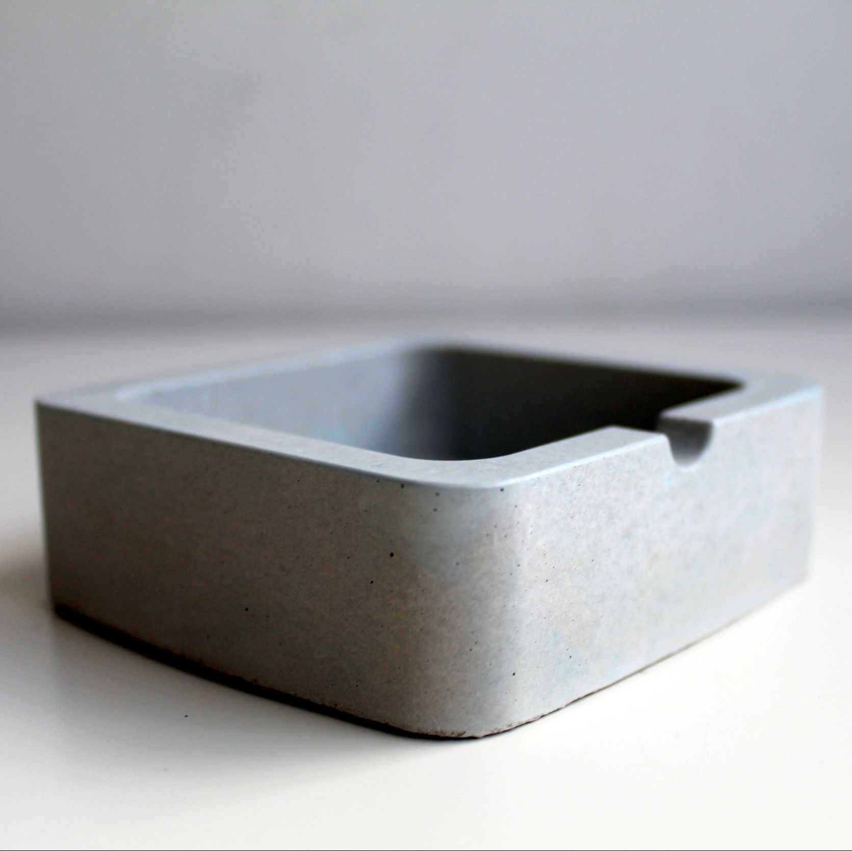 Cendrier en béton gris