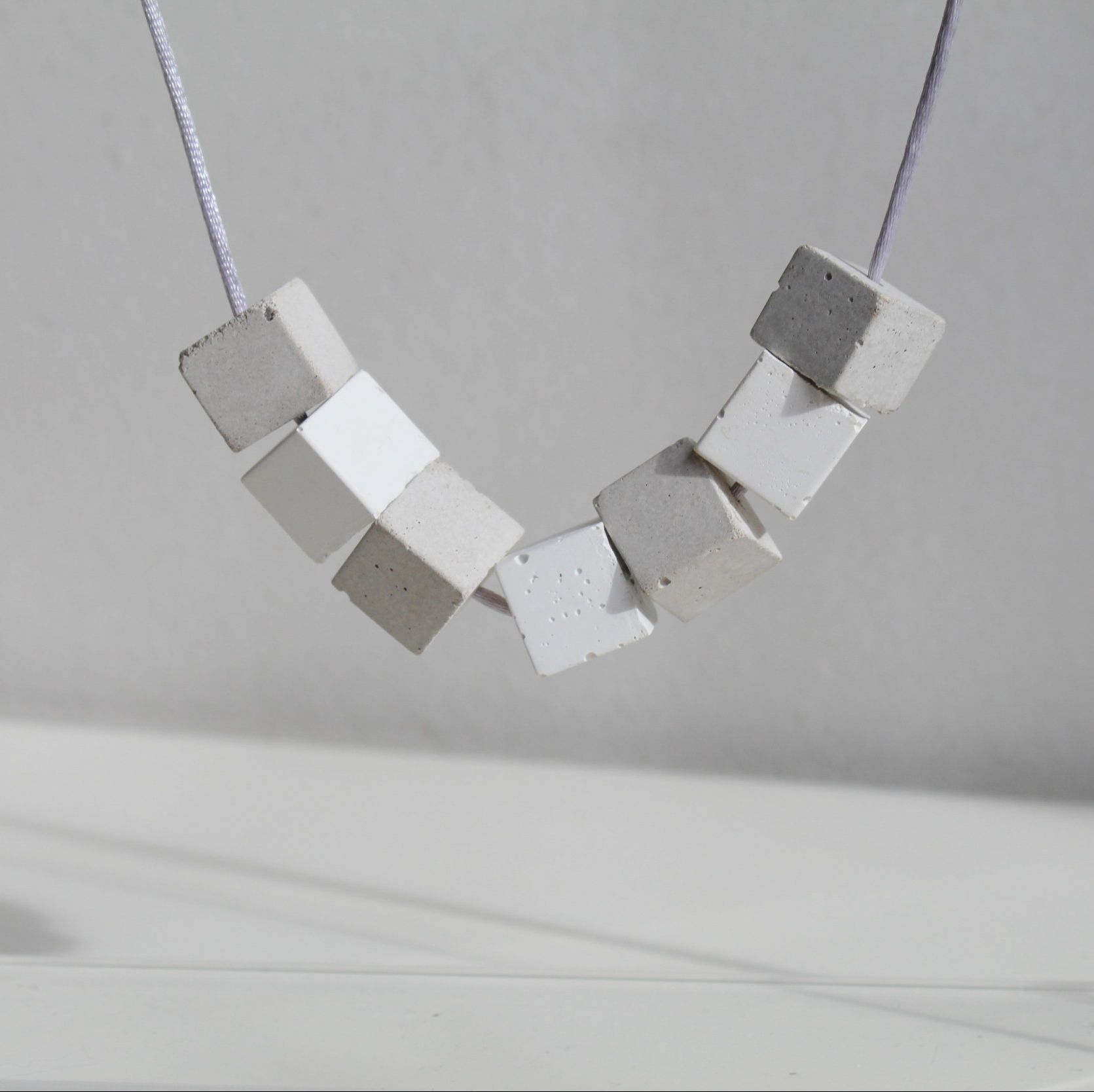 Collier contemporain en béton