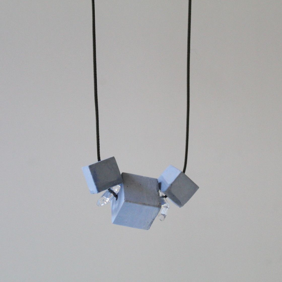 Cubes - collier contemporain en béton bleu
