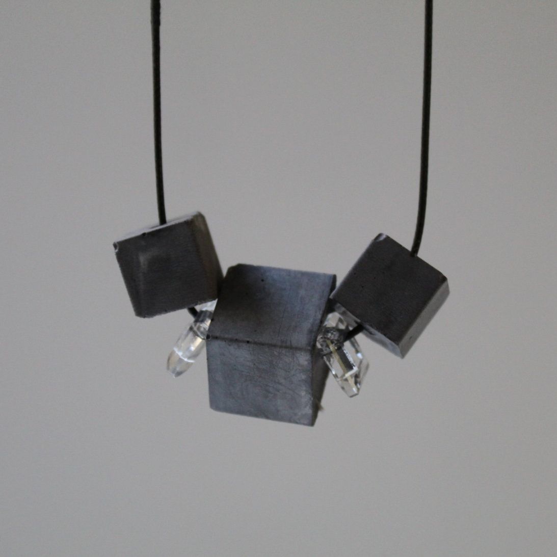 Cubes - collier contemporain en béton noir