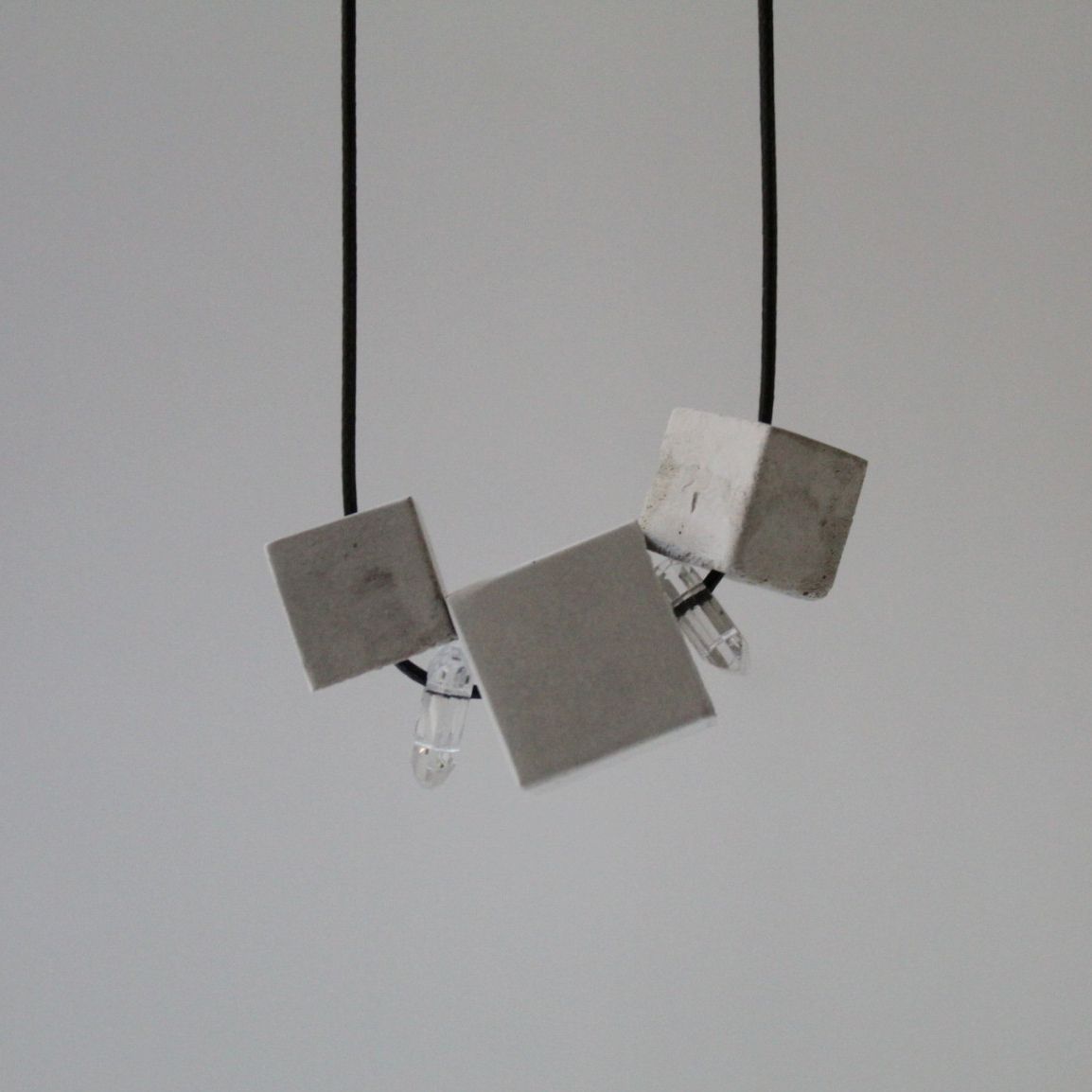 Cubes- collier contemporain en béton gris
