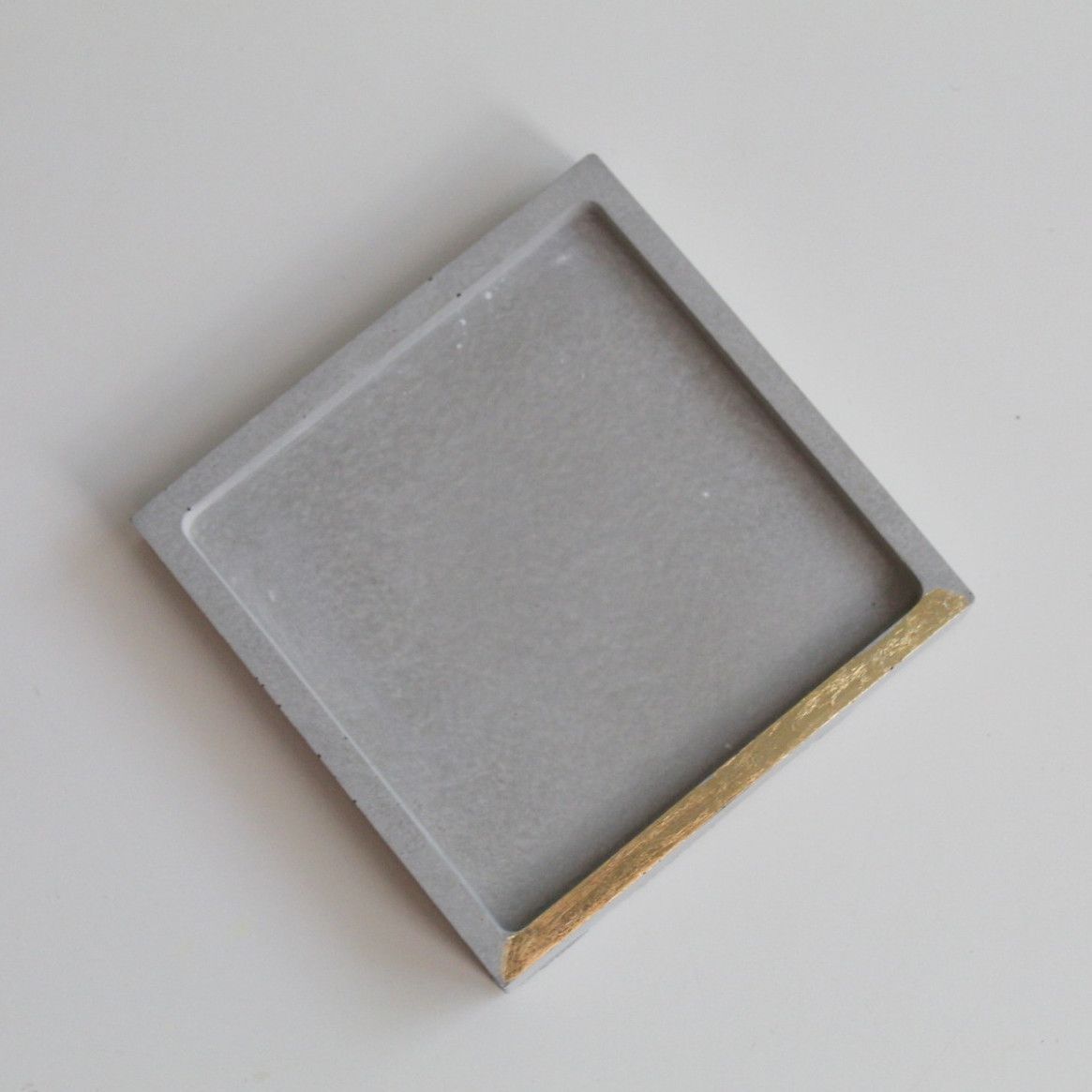 Vide-poche en béton gris