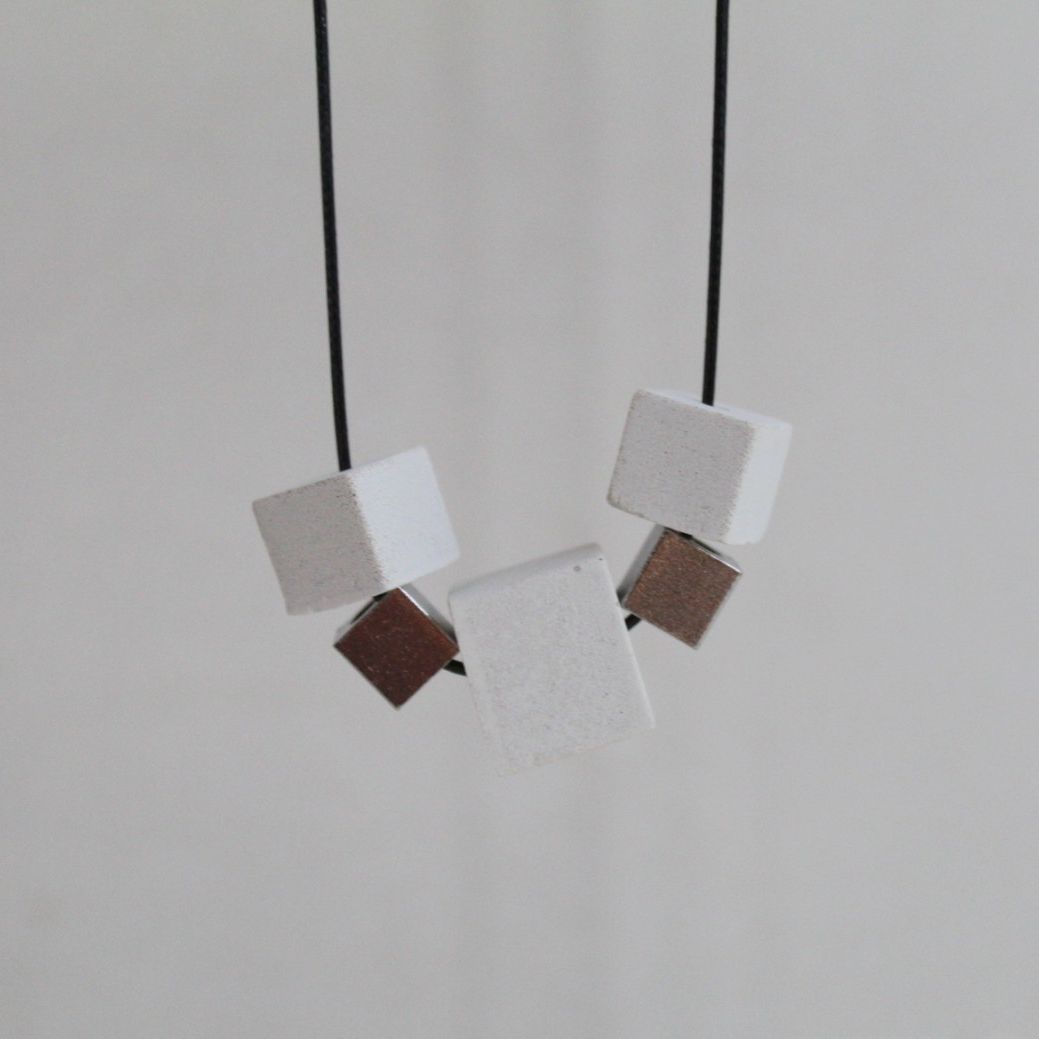 Cubes - collier contemporain en béton blanc