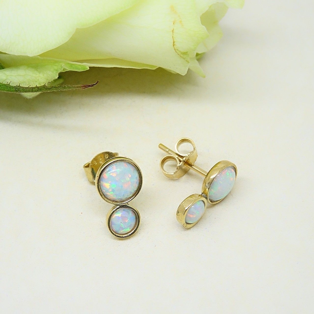 Boucles d'oreilles en argent plaqué or - Pierres opales blanches