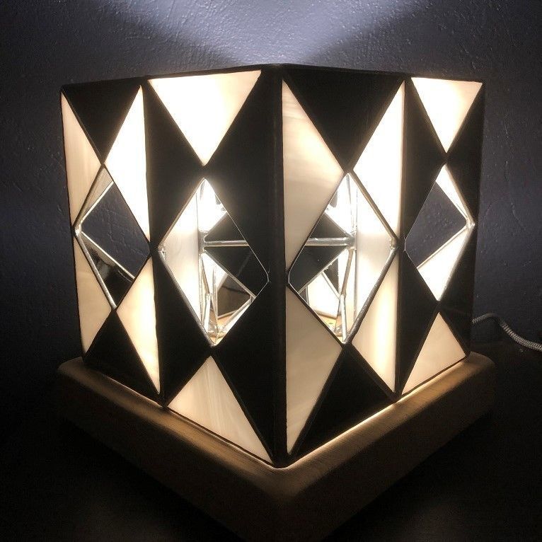 Lampe Vitrail Tiffany claires-voies triangles noir/blanc