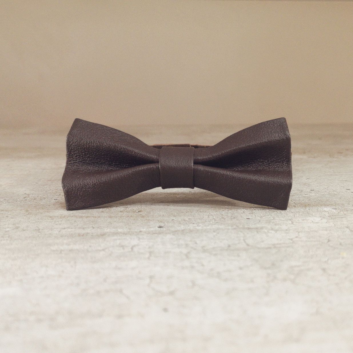 Aurèle – Nœud Papillon en cuir – Chocolat