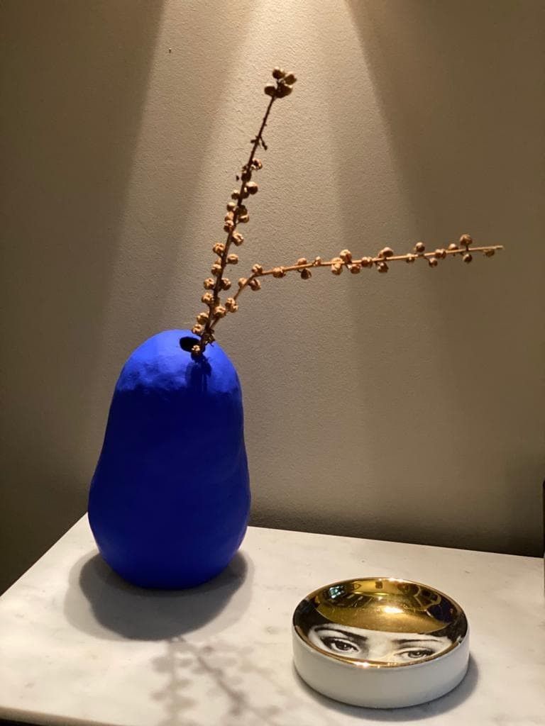 Vase en papier teinte Yves Klein des peintures Ressources