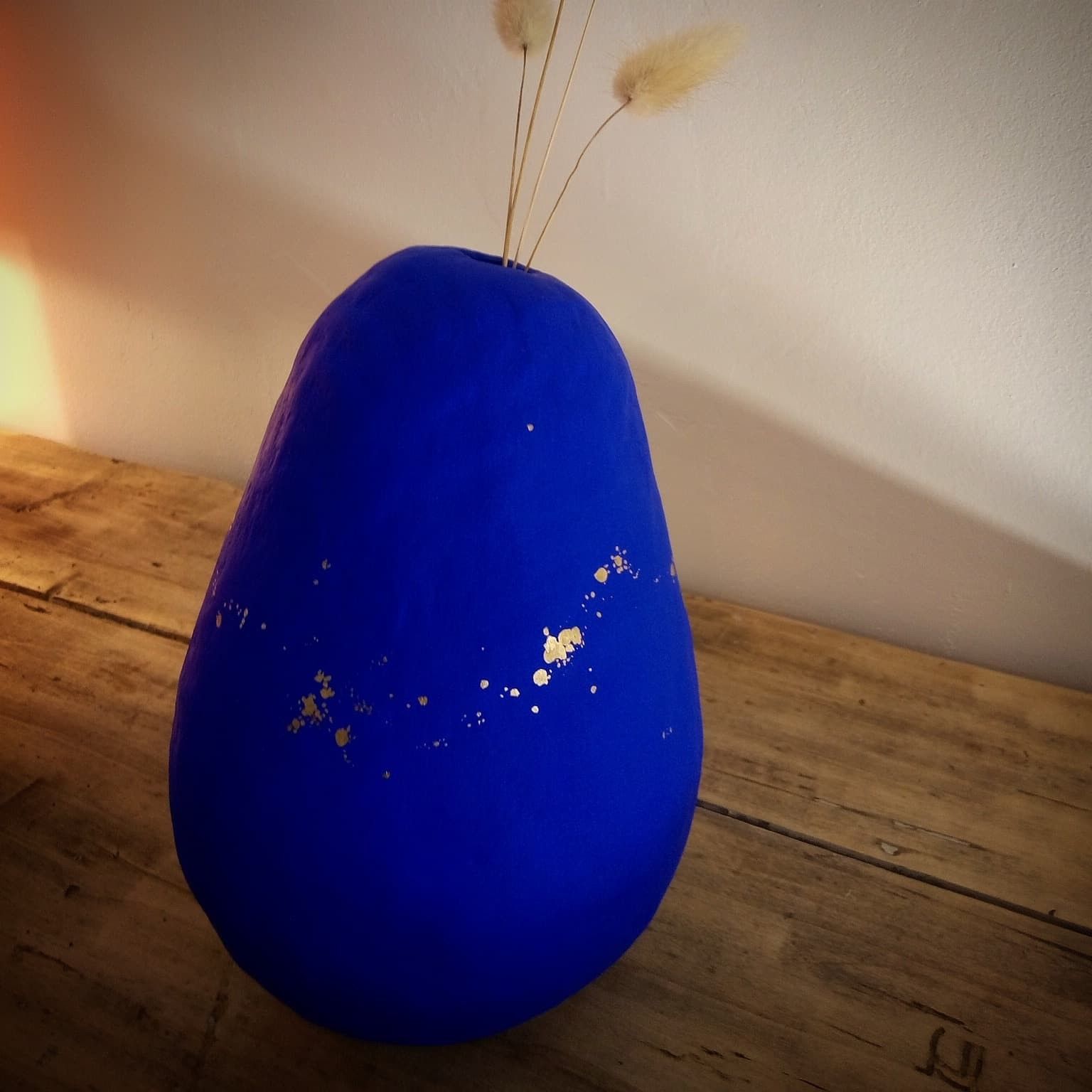 Vase en papier teinte Yves Klein des peintures Ressources