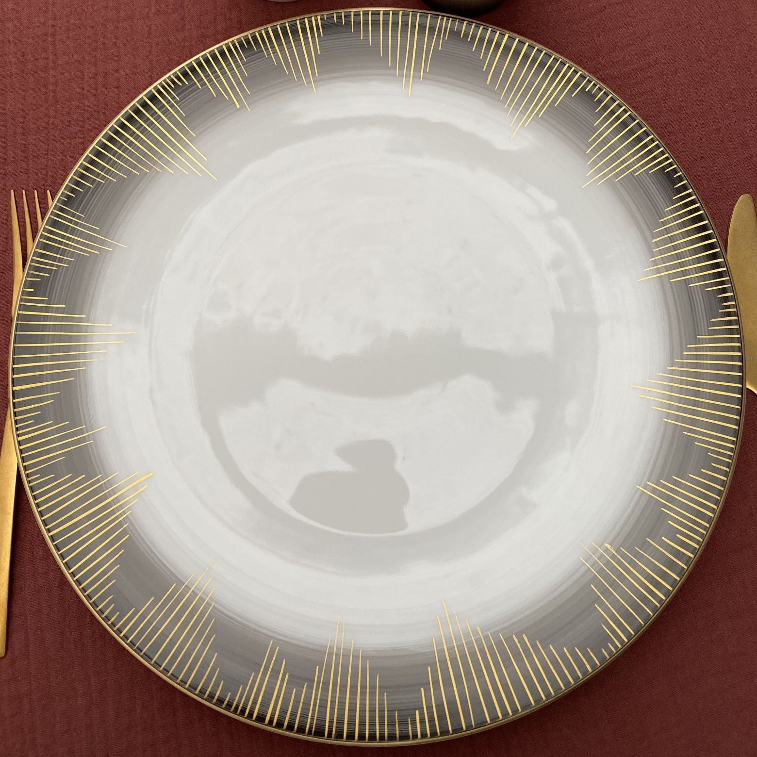 Ensemble de quatre assiettes de présentation