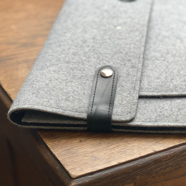 Pochette d'ordinateur en feutrine upcyclée et fabriquée en France