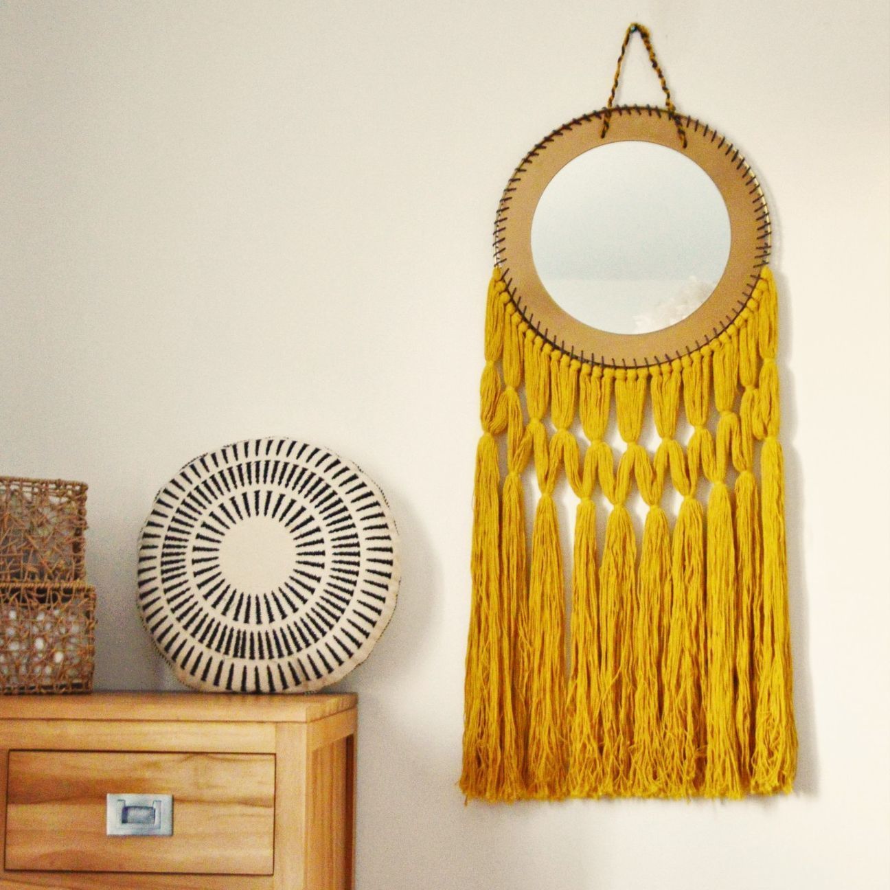 Miroir rond avec franges en laine moutarde