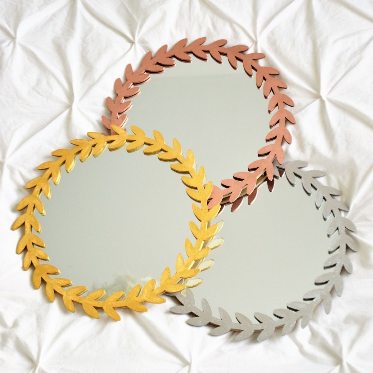 Trois miroirs argenté, doré et cuivré