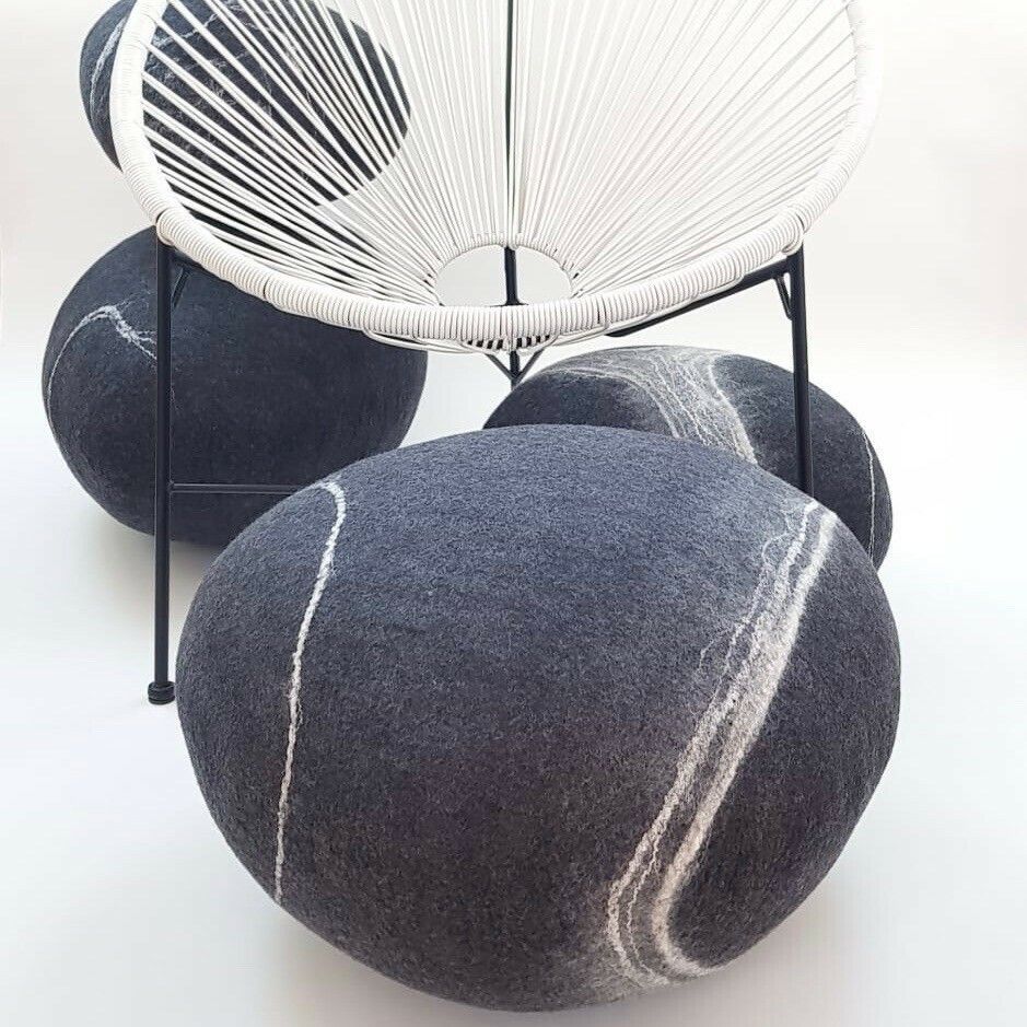 Coussin de sol en laine feutrée, collection Pierre