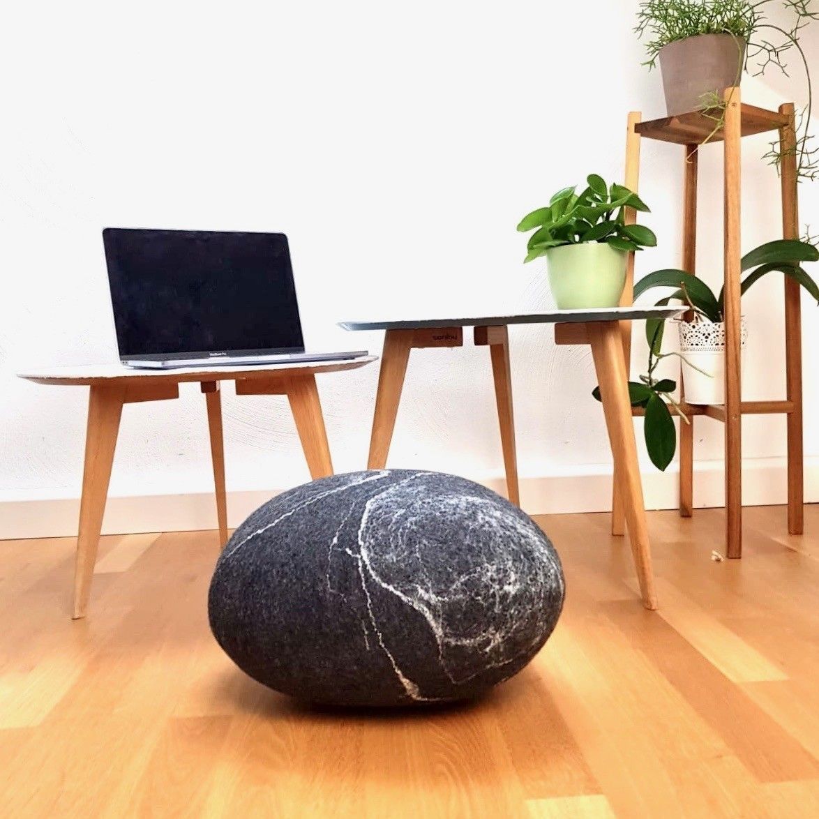 Coussin de sol en laine feutrée, collection Pierre