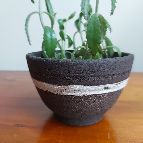Pot de fleurs en grès noir chamotté avec 1 trait d'engobe blanc