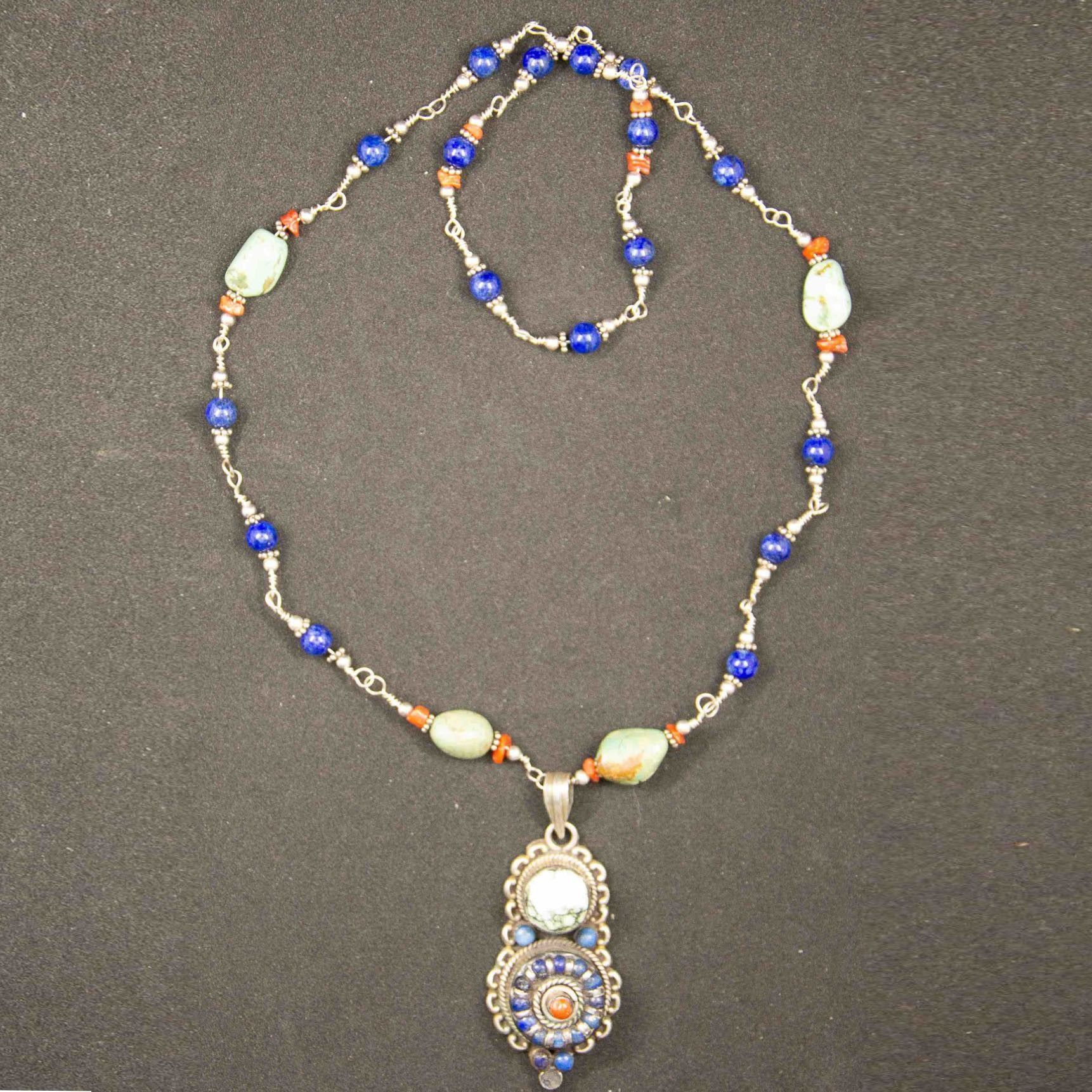 Collier argent et lapis-lazuli avec pendentif ancien