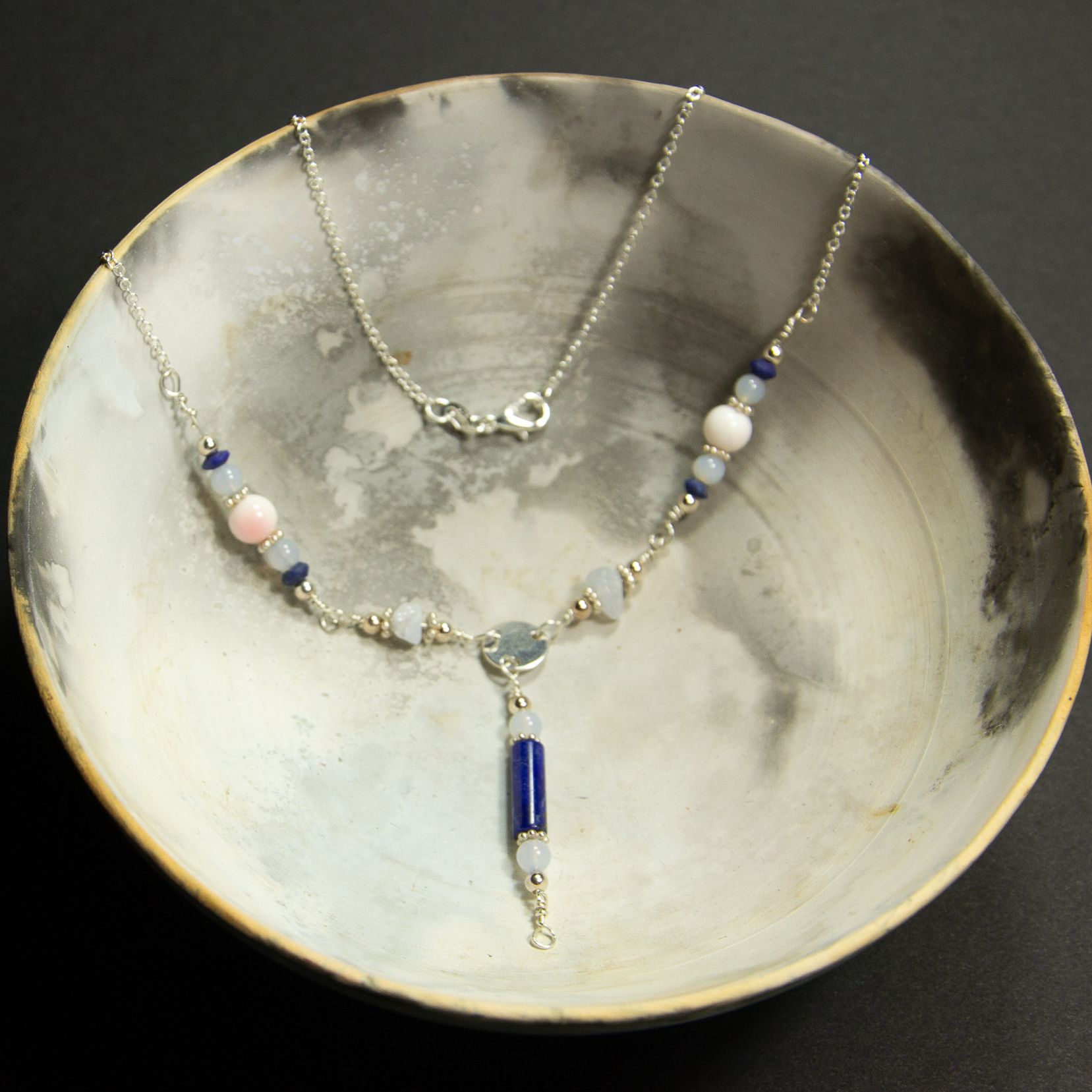 Collier en argent avec lapis-lazuli, nacre et calcédoine bleue