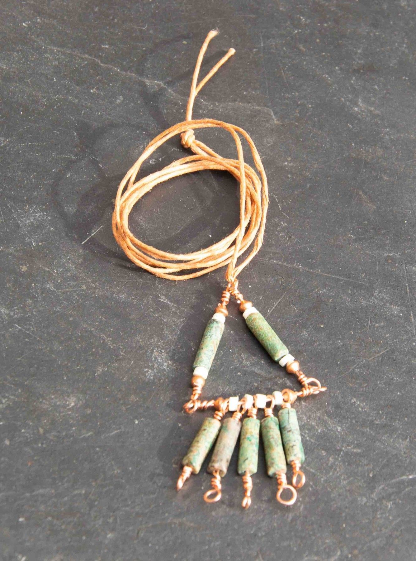 Pendentif sur lien en cuivre et turquoise africaine