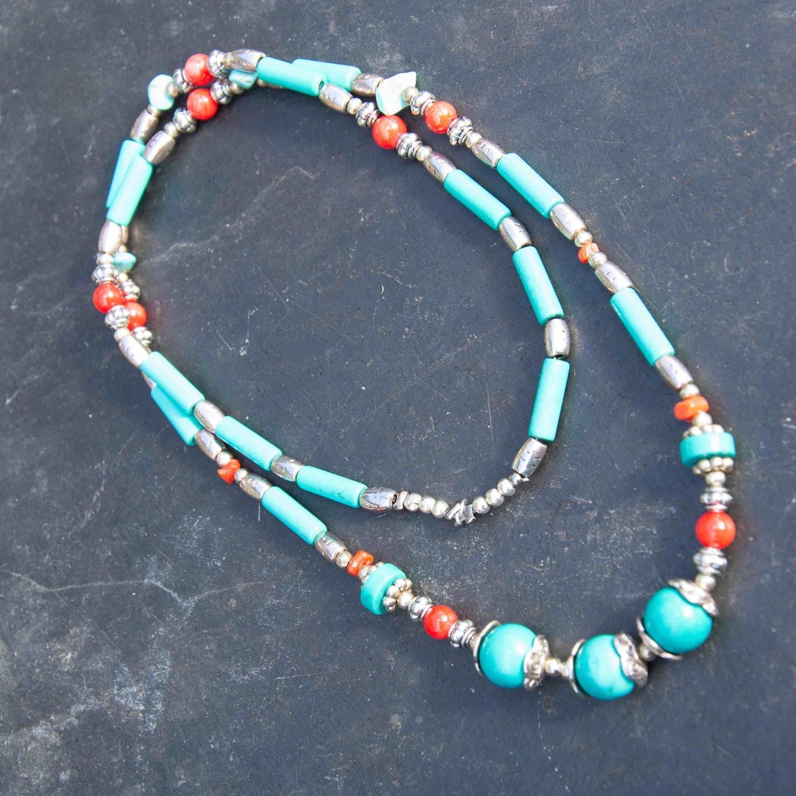 Collier type tibétain avec turquoises et corail