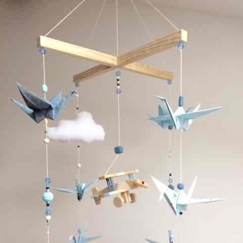 Mobile bébé origami avion bois bleu ciel, bleu gris et blanc