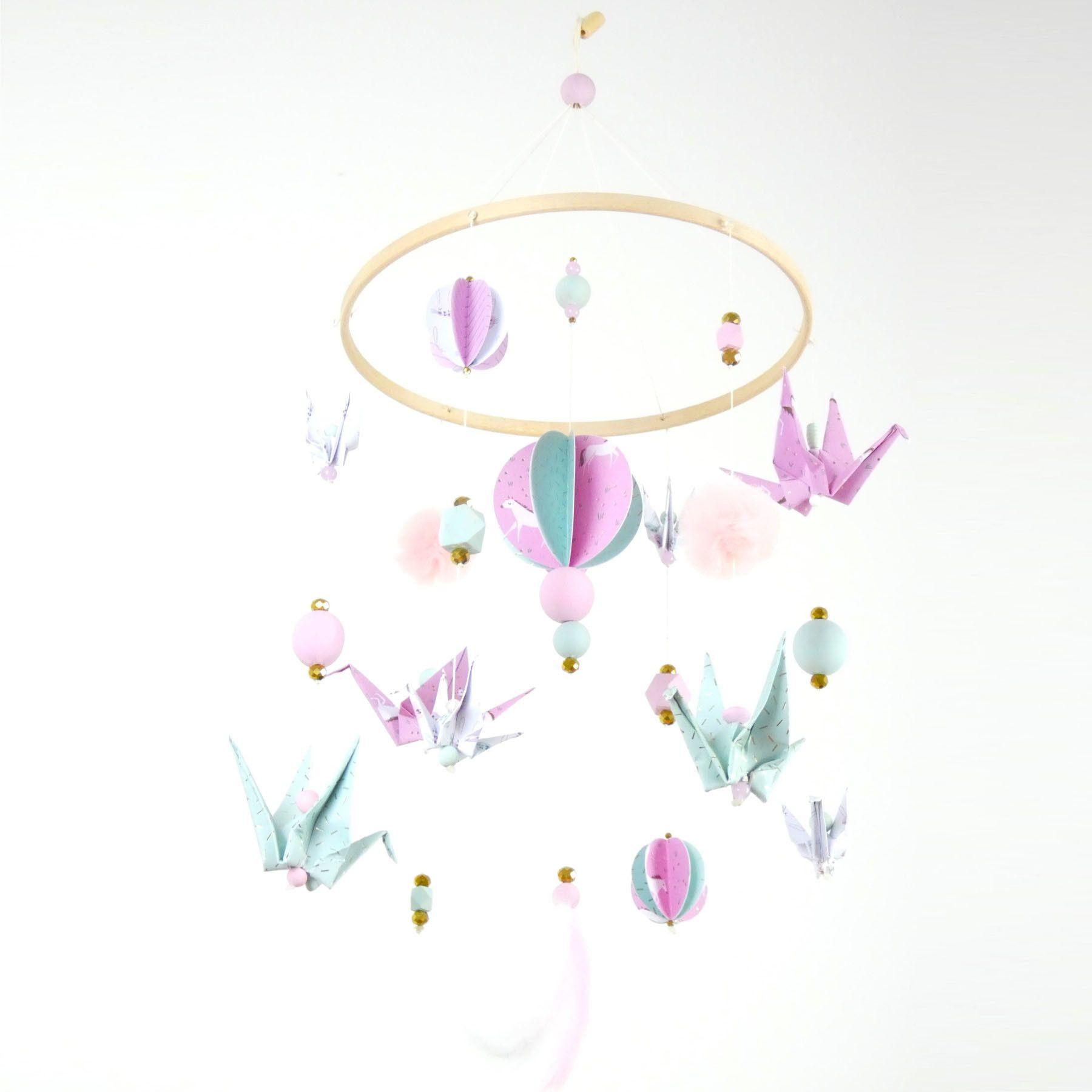 Mobile bébé licorne origamis et cercle en papier rose et vert eau