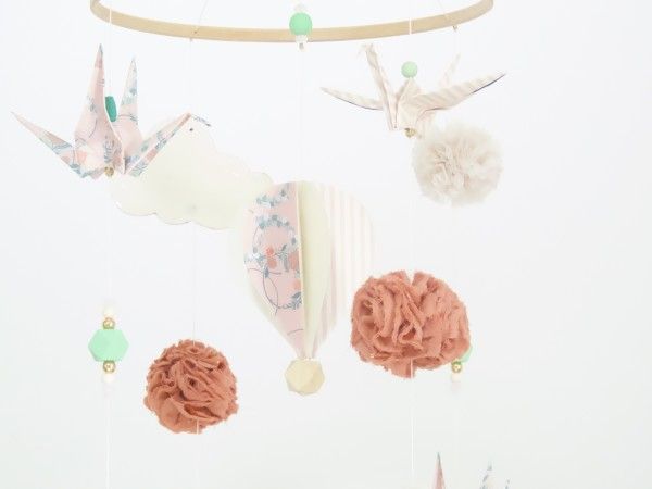 Mobile Bebe Montgolfiere Origamis Rose Pale Rose Vieilli Beige Et Vert Pastel L Atelier Des Createurs Mobile Bebe Montgolfiere Origamis Rose Pale Rose Vieilli Beige Et Vert Pastel L Atelier Des Createurs