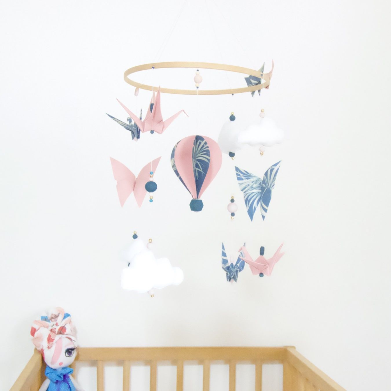 Mobile bébé origamis et bois vintage