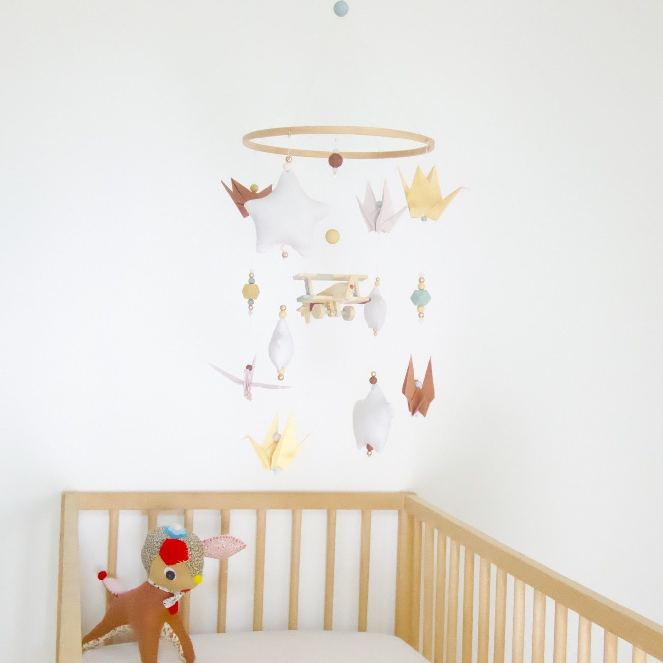 Mobile bébé avion origamis jaune, marron, bleu et rose