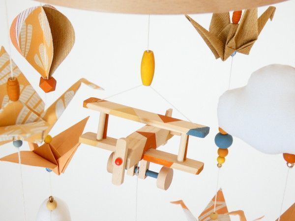 Mobile bébé avion en bois et origamis rose et gris - L'Atelier des Créateurs