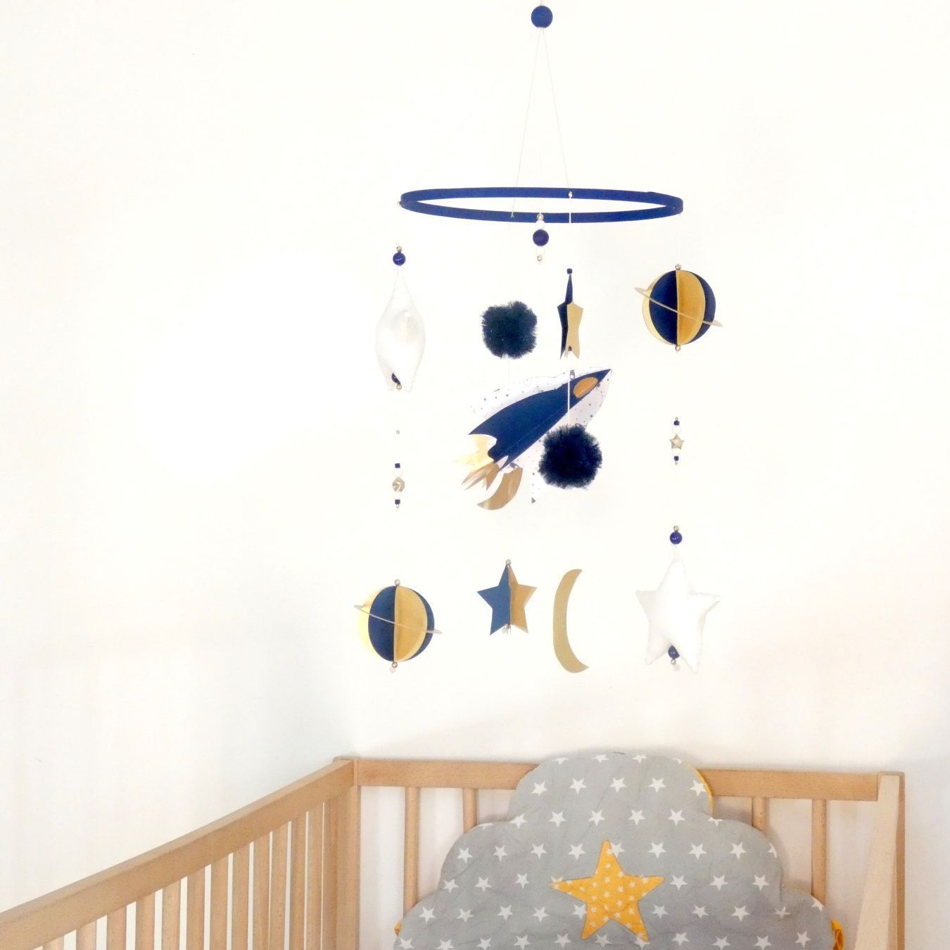 Mobile bébé origami fusée, système solaire bleu nuit doré