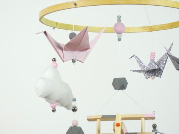 Mobile bébé avion en bois et origamis rose et gris - L'Atelier des Créateurs