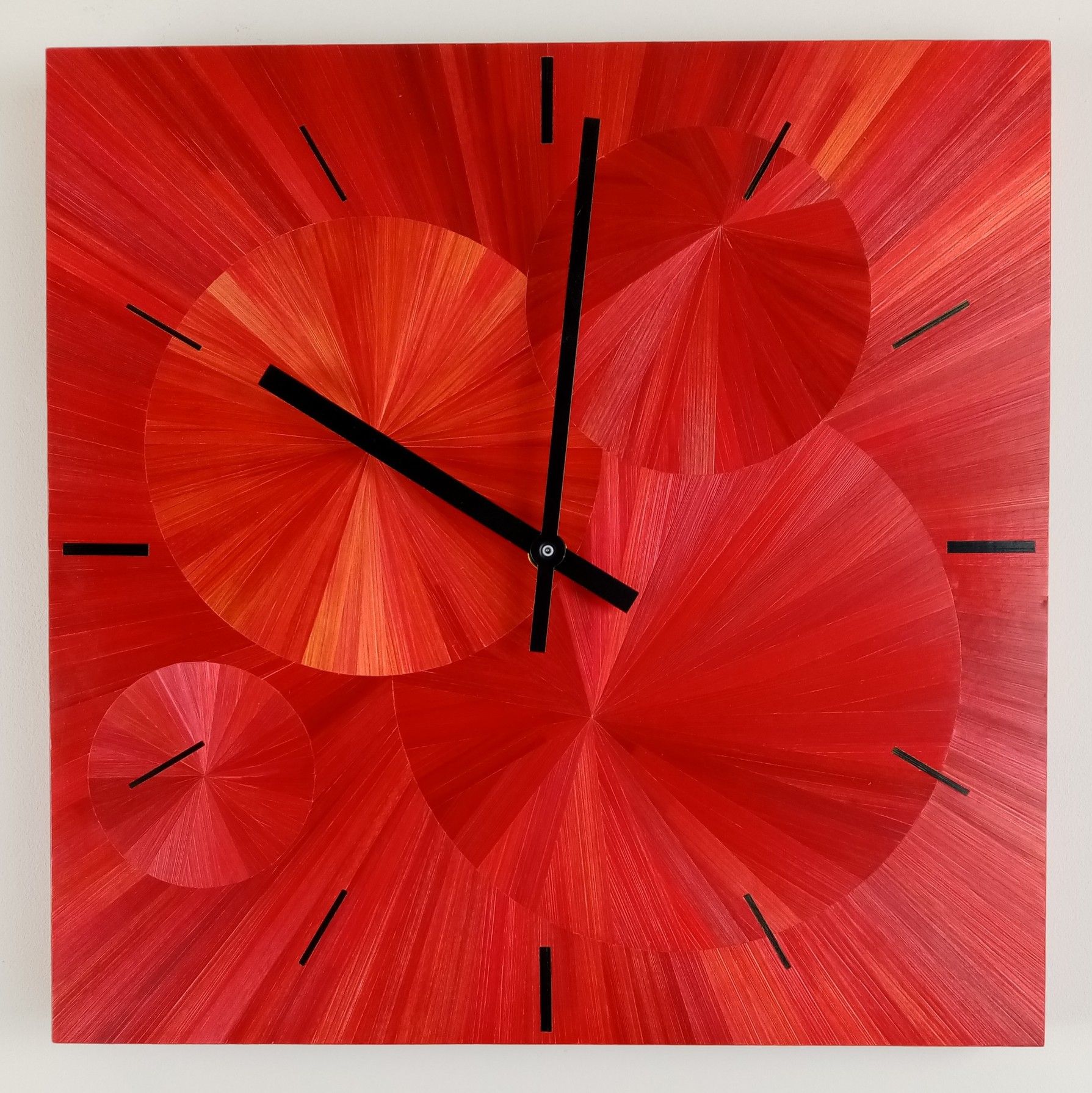 Horloge en marqueterie de paille