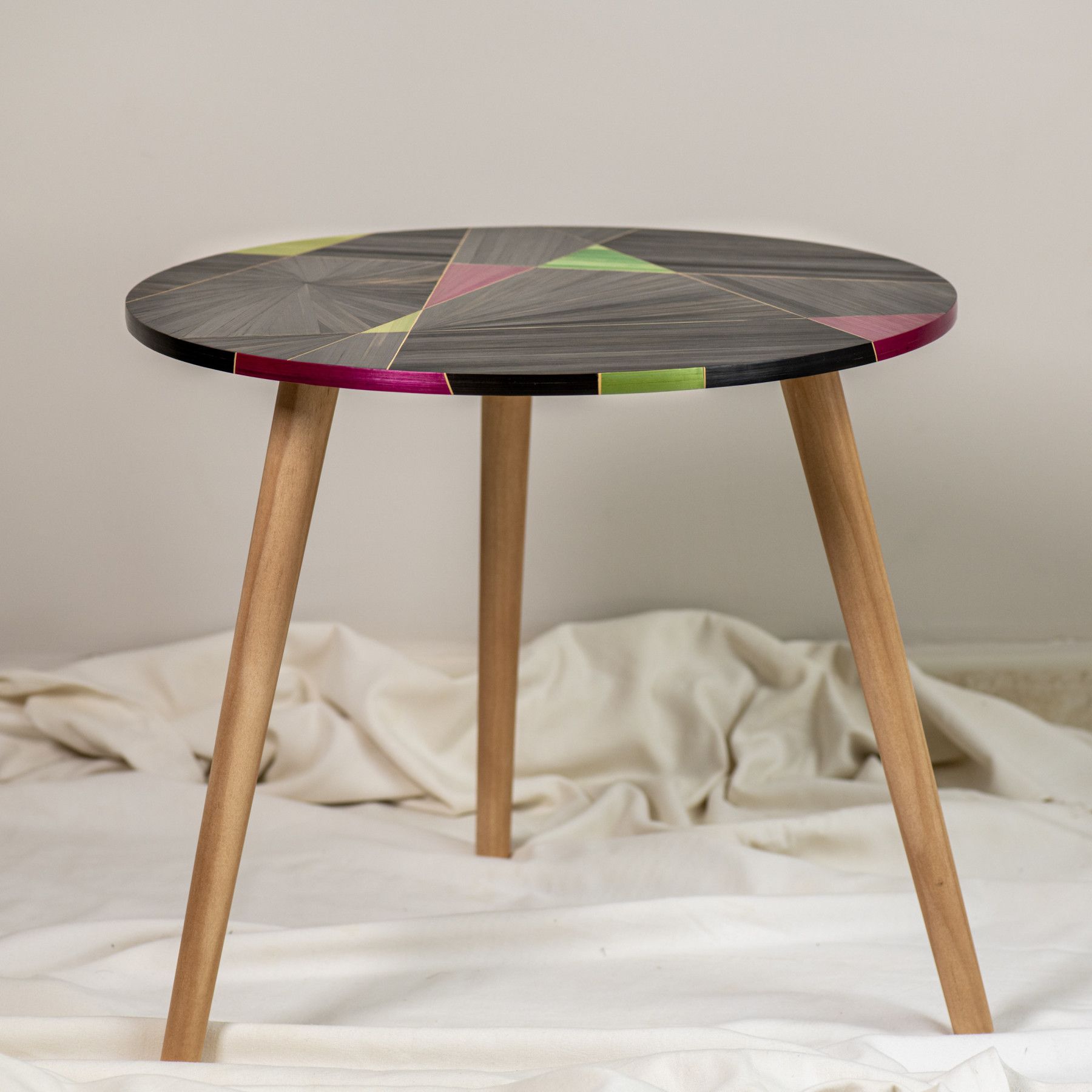 Table d'appoint en marqueterie de paille