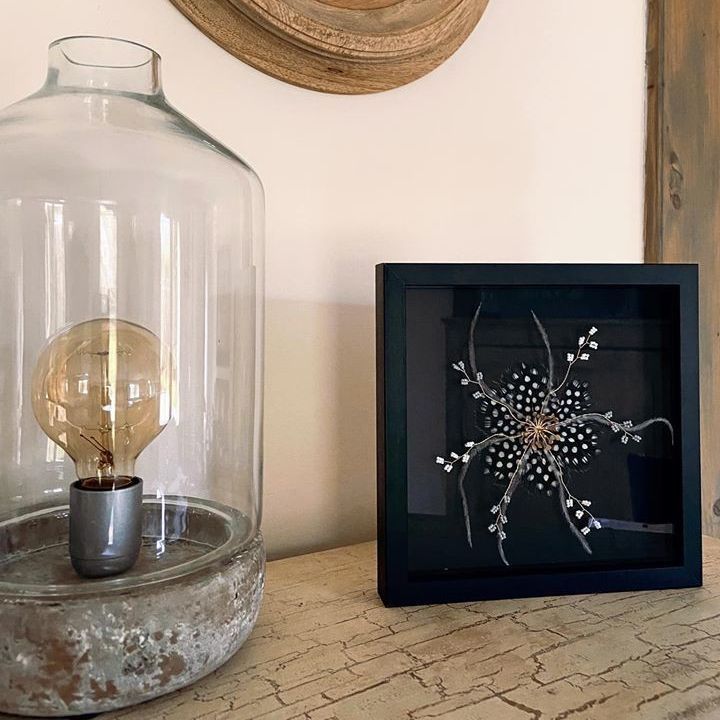 Cadre bijou mural motif fleuri en laiton et plumes