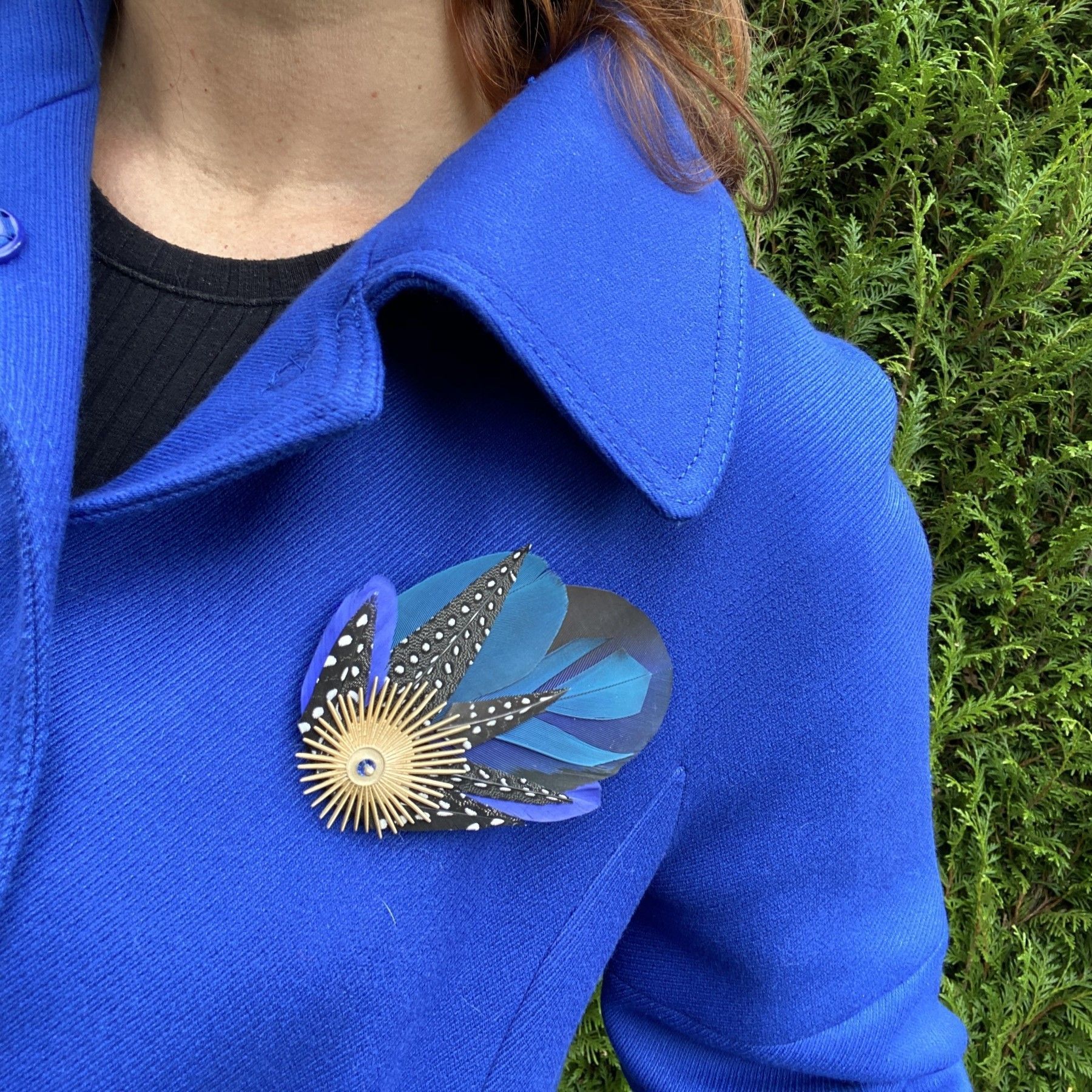 Broche soleil en plume, bijou en laiton et perle Swarovski