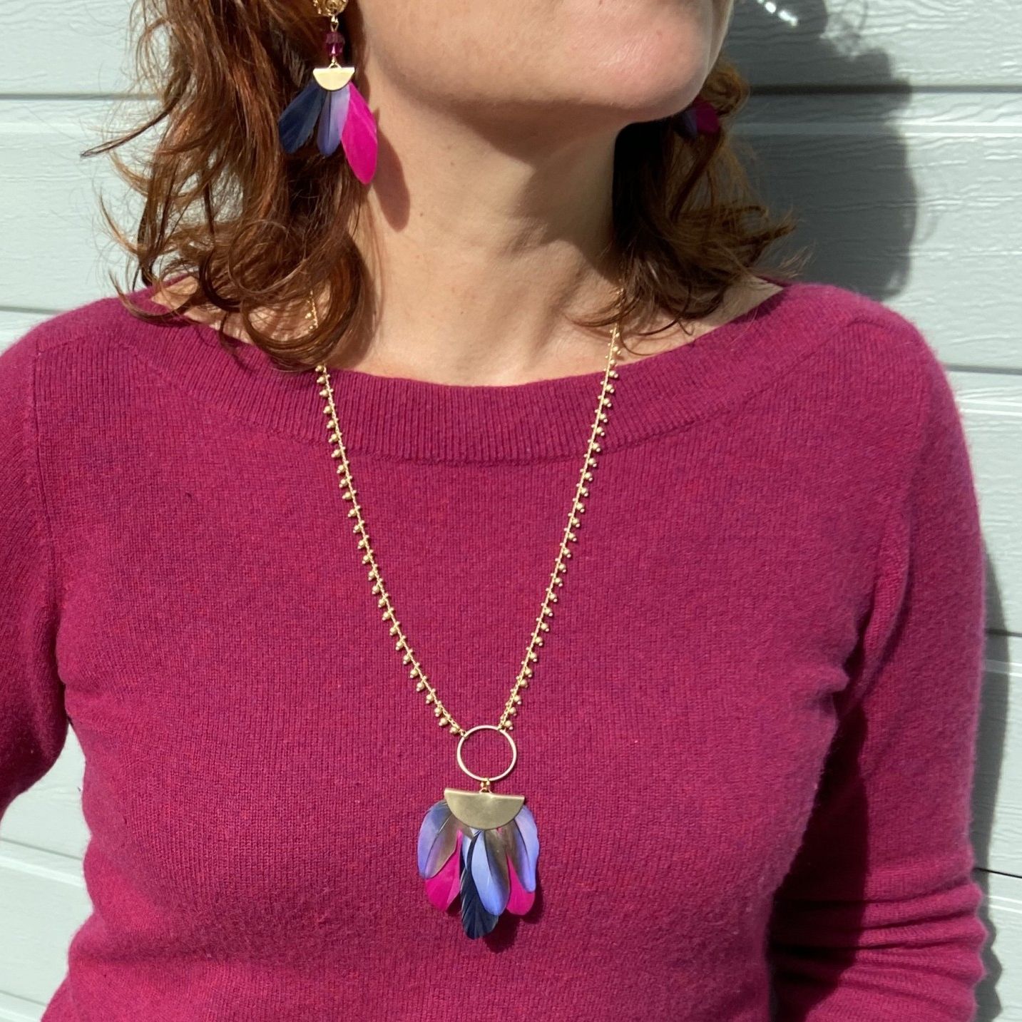 Duo sautoir et boucles d'oreilles assorties, plumes colorées et perles Swarovski