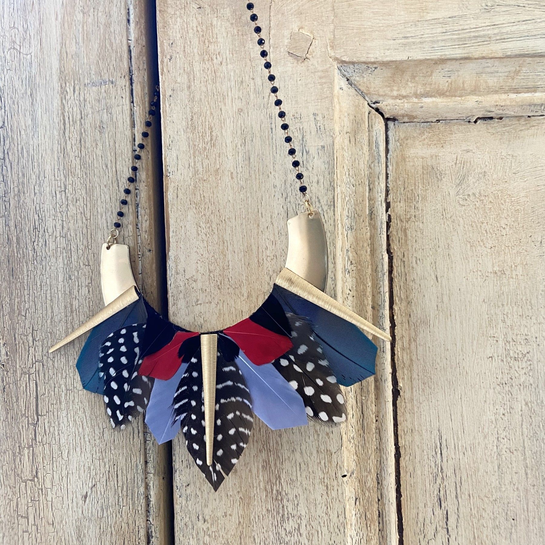 Collier ras de cou et son plastron en plumes naturelles