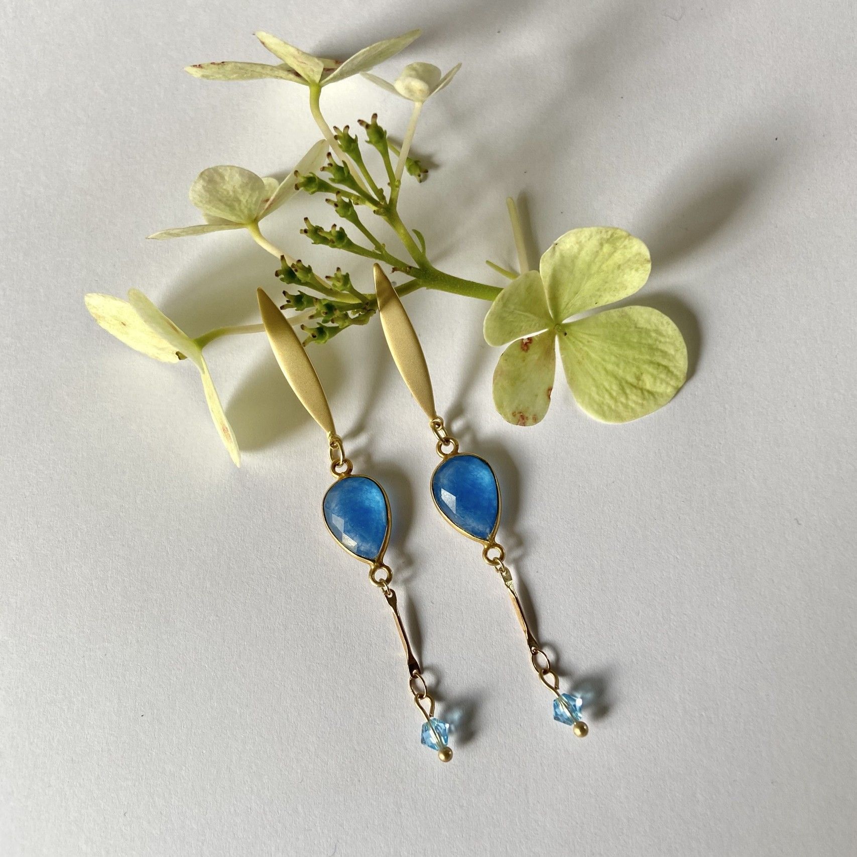 Boucles d'oreilles pendantes pierres fines agate bleue claire à facettes