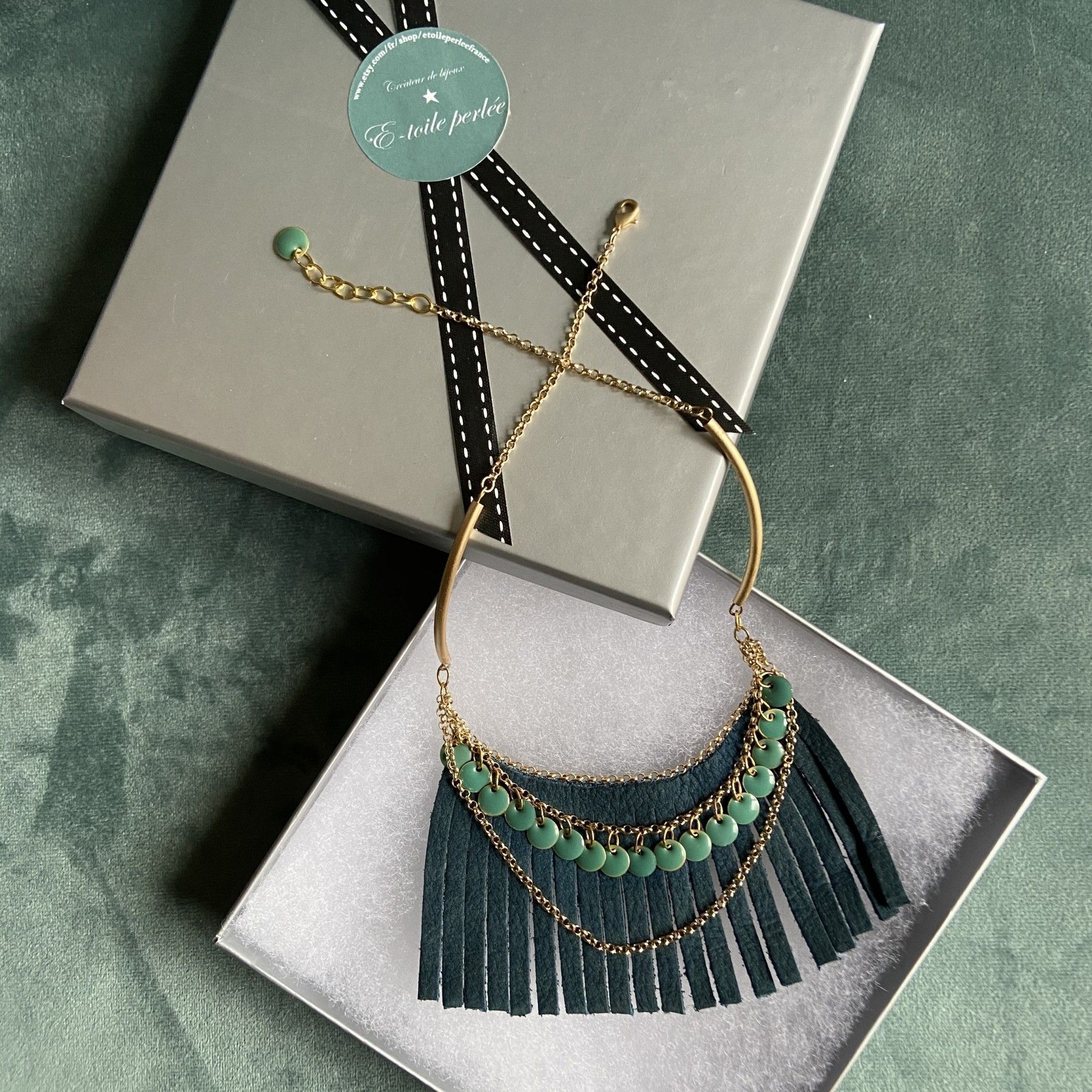 Collier ras de cou plastron en cuir frangé menthe bleue